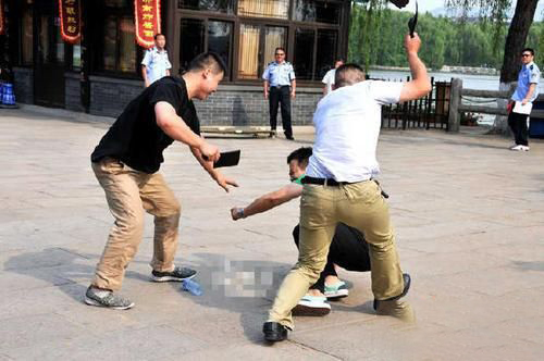 梦见他人拿刀砍人