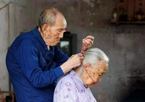 梦见给他人梳头