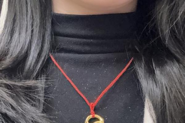 属蛇者佩戴何种首饰最为适宜
