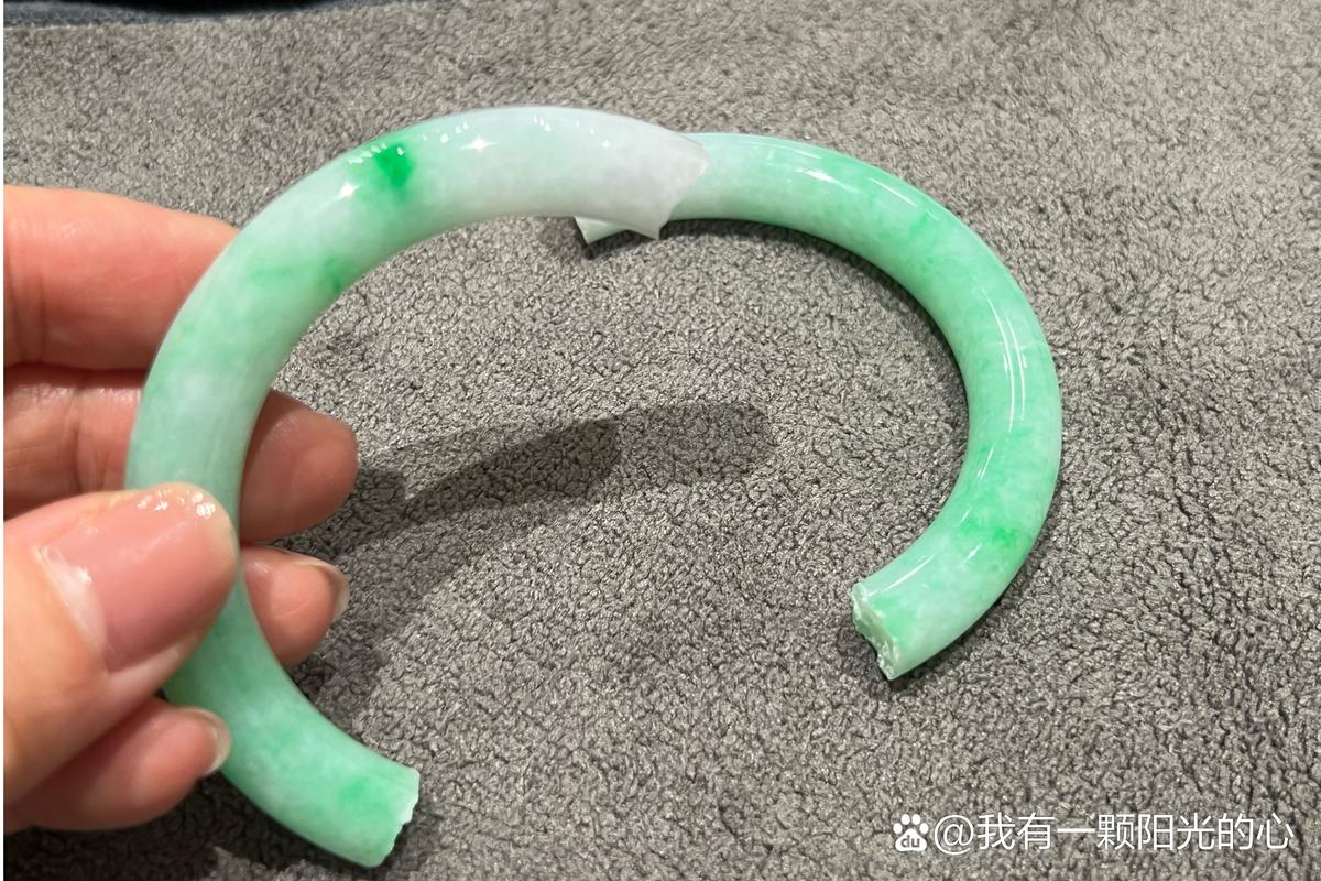 已婚女人梦见玉镯断了两半_玉镯断裂的吉凶解析_梦见玉镯断裂的含义