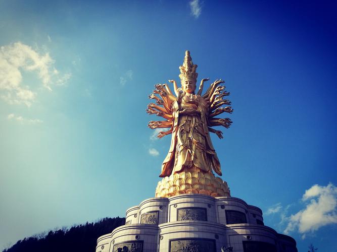 女人梦见寺庙和佛像_女性梦见寺庙佛像预示吉兆_女人梦见寺庙佛像寓意好运降临
