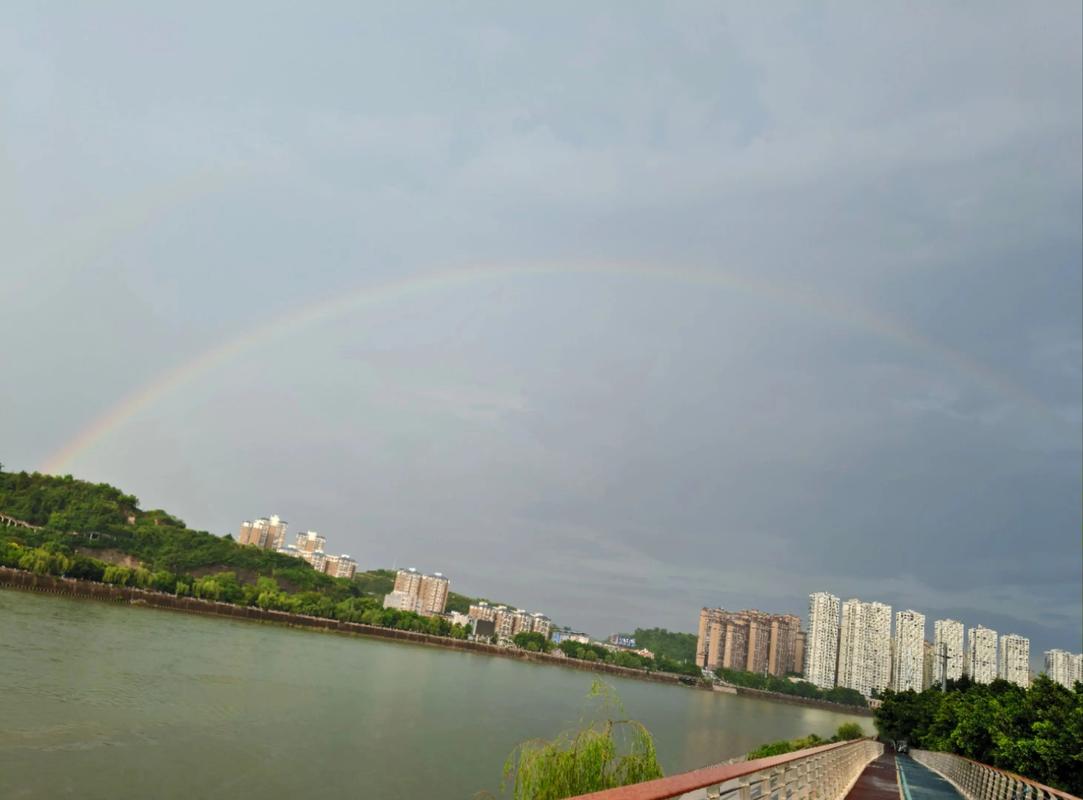 梦见天上很多彩虹的征兆与含义_彩虹在命理中的深刻象征意义_梦见天上出现很多彩虹