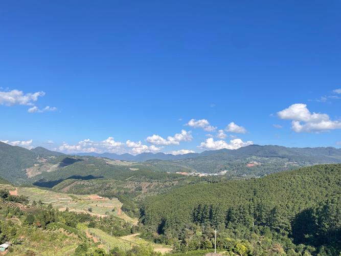 女人梦见绿绿的大山_女人梦见绿山预示财运亨通_梦见绿山预示事业贵人相助