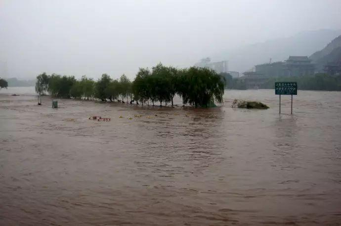 梦见小船在平静水面行驶_梦见小船_梦见小船在波涛汹涌大海里颠簸
