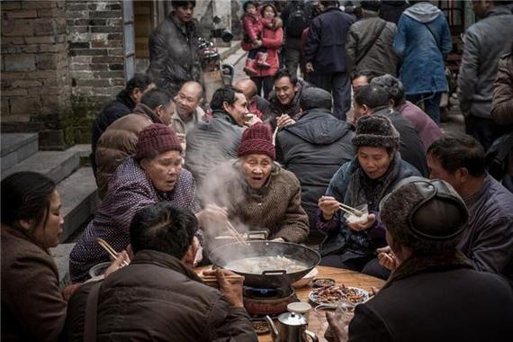 梦见好多人在吃席是什么意思