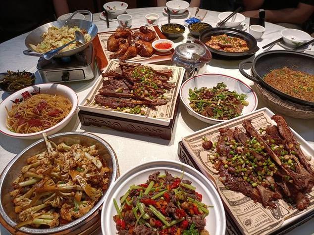 梦见吃饭、用餐预示着什么？解读梦境背后的吉凶含义