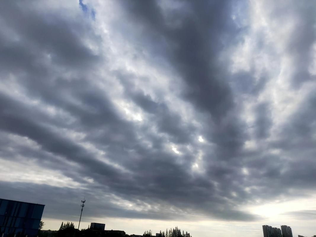 梦见乌云密布下大雨是什么意思_梦见乌云密布下大雨是什么意思_解梦大全