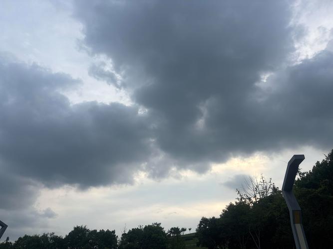 梦见天空乌云密布阴的发黑_解梦学里天空乌云密布的含义_梦见天空乌云密布阴的发黑预示着什么