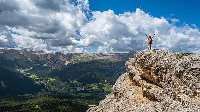 梦见爬山是什么意思？解析登山梦的吉凶预兆与运势指引