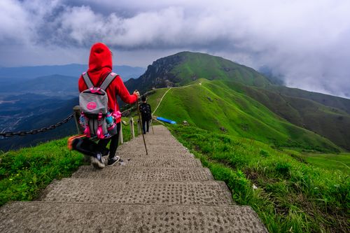 爬山梦境解析与运势关联_梦见爬山_梦见爬山预兆事业财运变化