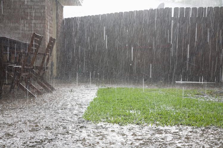 女人梦见雷电交加大雨_女人梦到雷电交加大雨倾盆预兆_雷电交加梦境解析女人