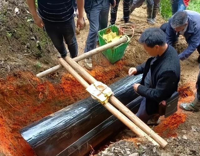 梦见下葬