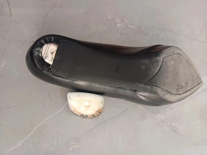 梦见自己两只鞋都丢了